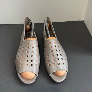 Arche Drick Slip On Zinc Pewter Silver Leather Sandal. Size 42